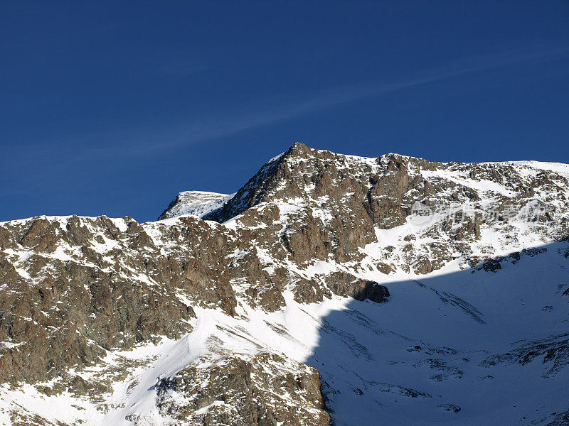 冬天与阿尔卑斯山的太阳，Ecrins +蓝天雪
